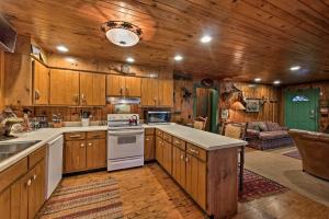 una cucina con armadietti in legno ed elettrodomestici bianchi di Spacious Waterfront Retreat with Dock and Hot Tub a Mentone