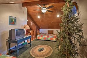 un soggiorno con TV e albero di Natale di Spacious Waterfront Retreat with Dock and Hot Tub a Mentone