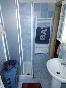 uma casa de banho com um chuveiro, um WC e um lavatório. em casa di Enzo:relax a 2 passi dal mare em Camaiore