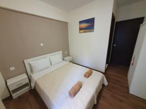 um quarto com uma grande cama branca num quarto em City Center Athenes rooms em Atenas