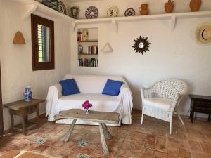 ein Wohnzimmer mit einem Bett, einem Tisch und einem Stuhl in der Unterkunft Can Xica in San Jose de sa Talaia