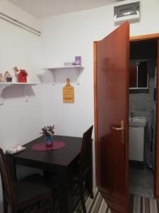 Η κουζίνα ή μικρή κουζίνα στο Studio apartman Small Lili