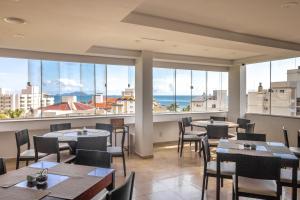 Hotel Porto Sol Ingleses 레스토랑 또는 맛집