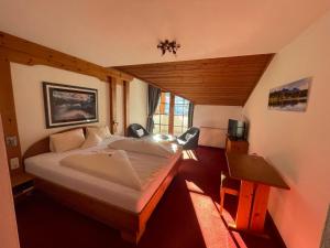 Ein Bett oder Betten in einem Zimmer der Unterkunft Hotel Alpin