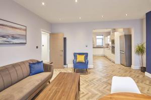 uma sala de estar com um sofá e uma mesa em Host & Stay - Bellevue Apartments em Redcar