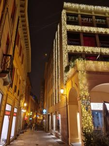 una strada con luci sul lato di un edificio di Giudei House Minisuite - self check-in a Bologna