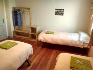 Habitación pequeña con 2 camas y espejo. en Arrigorri Ostatu Jatetxea, en Ondárroa