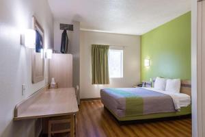 een hotelkamer met een bed en een bureau bij Motel 6-Cedar City, UT in Cedar City