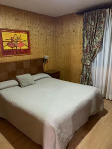 Giường trong phòng chung tại Hostal - Bungalows Camping Cáceres