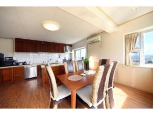eine Küche mit einem Esstisch und Stühlen in der Unterkunft Green Garden Hills 3F-1 - Vacation STAY 15233v in Okinawa