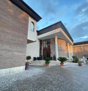 un edificio con una puerta y algunas macetas en Hotel D.G. Garden en Benevento