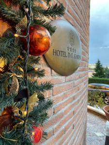 uma árvore de Natal com ornamentos numa parede de tijolos em Hotel D.G. Garden em Benevento