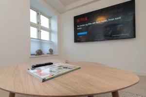 een tafel met een tijdschrift bovenop bij Harbour Walk in Sønderborg