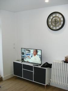 Μια τηλεόραση ή/και κέντρο ψυχαγωγίας στο studio Vic 2.4