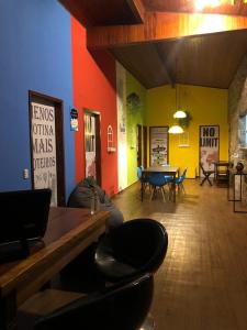 - un salon avec une table et une salle à manger dans l'établissement Hostel 4 Elementos - 200 metros da Praia de Pernambuco e do Mar Casado, à Guarujá