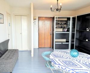 een woonkamer met een bed en een keuken bij Studio avec vue sur la mer et balcon amenage a Arcachon in Arcachon