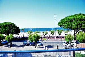 een uitzicht op een parkeerplaats met auto's en het strand bij Studio avec vue sur la mer et balcon amenage a Arcachon in Arcachon
