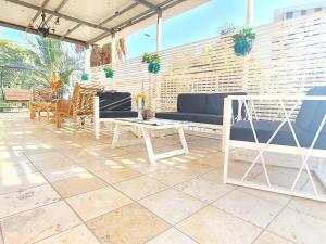 un patio con divani, tavolo e sedie di Lake Mansion a Tiberias