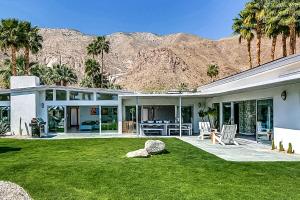 une maison blanche avec une cour avec une montagne dans l'établissement Enjoy Life Permit# 3333, à Palm Springs