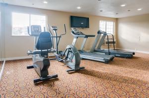 un gimnasio con cintas de correr y equipo cardiovascular en una habitación en GuestHouse Inn Fife en Fife