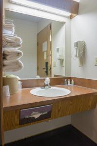 W łazience znajduje się umywalka i lustro. w obiekcie GuestHouse Inn Fife w mieście Fife