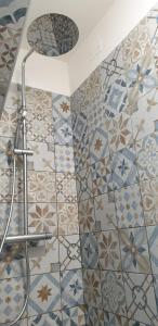 a bathroom with blue and white tiles on the wall at Kos in Florence