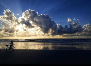 osoba jeżdżąca rowerem po plaży w obiekcie Pousada Serena Superagui w mieście Superagui