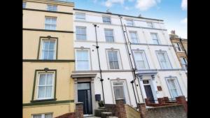 een groot wit gebouw met ramen aan een straat bij Seabourne Penthouse Stunning Seaviews with optional hot tub hire at Homesweetholidayhomes in Scarborough +19 foto's