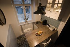 a kitchen with a plate of fruit on a table at Ister Guesthouse in Esztergom