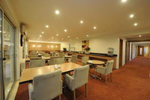 فندق كارديس في بورصة: غرفة طعام مع طاولة وكراسي