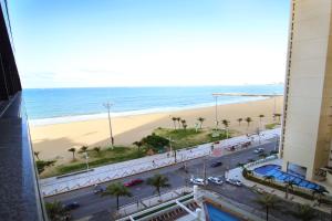 uma vista para a praia a partir de um edifício em Holiday Inn Fortaleza, an IHG Hotel em Fortaleza