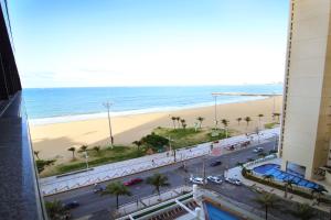 vista sulla spiaggia da un edificio di Holiday Inn Fortaleza, an IHG Hotel a Fortaleza