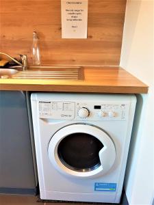 ヴァンドゥーヴル・レ・ナンシーにあるNancyRoomのキッチン(カウンター下の洗濯機付)