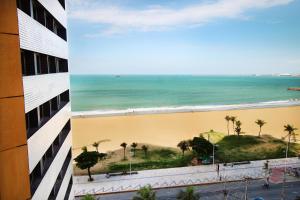 uma vista para a praia a partir de um edifício em Holiday Inn Fortaleza, an IHG Hotel em Fortaleza
