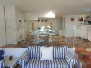 ein Wohnzimmer mit einem Sofa und einem Tisch in der Unterkunft Loft La petite in Guatiza