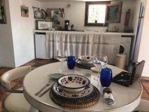 einen Tisch mit Tellern und Weingläsern darauf in der Unterkunft Loft La petite in Guatiza