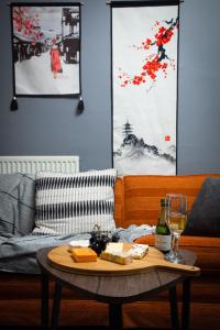 una mesa con una bandeja de queso y una copa de vino en The Victorian Getaway - Central, en Canterbury