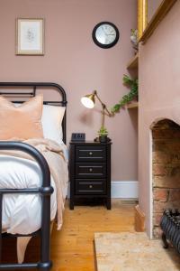 Een bed of bedden in een kamer bij The Victorian Getaway - Central
