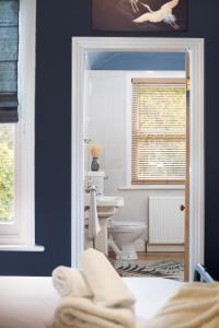 Habitación con baño con aseo y lavabo. en The Victorian Getaway - Central, en Canterbury 40 fotos más