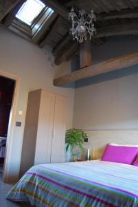 sypialnia z łóżkiem i żyrandolem w obiekcie b & b Alle 3 palme w mieście San Giórgio di Nogaro