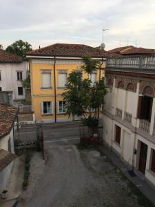 an empty street in a city with buildings at b & b Alle 3 palme in San Giorgio di Nogaro