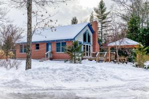 een huis met een sneeuwbedekte tuin ervoor bij 292 Allens Siding in Conway