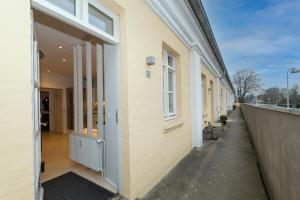 un pasillo vacío de un edificio con una puerta abierta en Modern Luxury Penthouse en Sønderborg