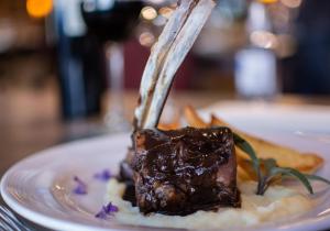 um pedaço de carne num prato com um garfo em Alto Calafate Hotel em El Calafate