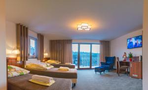 マウェ・チヘにあるU Hankiのベッド2台とバルコニーが備わるホテルルームです。