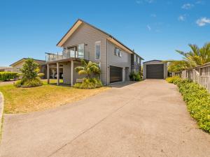 a driveway leading to a house at Tattletails Rest - Whitianga Holiday House in Whitianga
