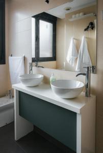 dos lavabos en un mostrador en un baño en Apartamento MyM2, en Gijón