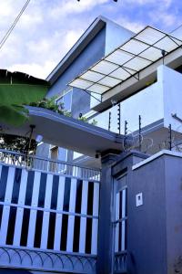 una casa con una barandilla azul y blanca en un balcón en Edville residence, en Kampala