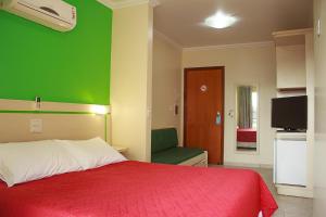 Uma cama ou camas num quarto em Bombinhas Praia Apart Hotel - unidade rua Bem Te Vi