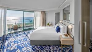 Cama ou camas em um quarto em Crowne Plaza Sydney Coogee Beach by IHG